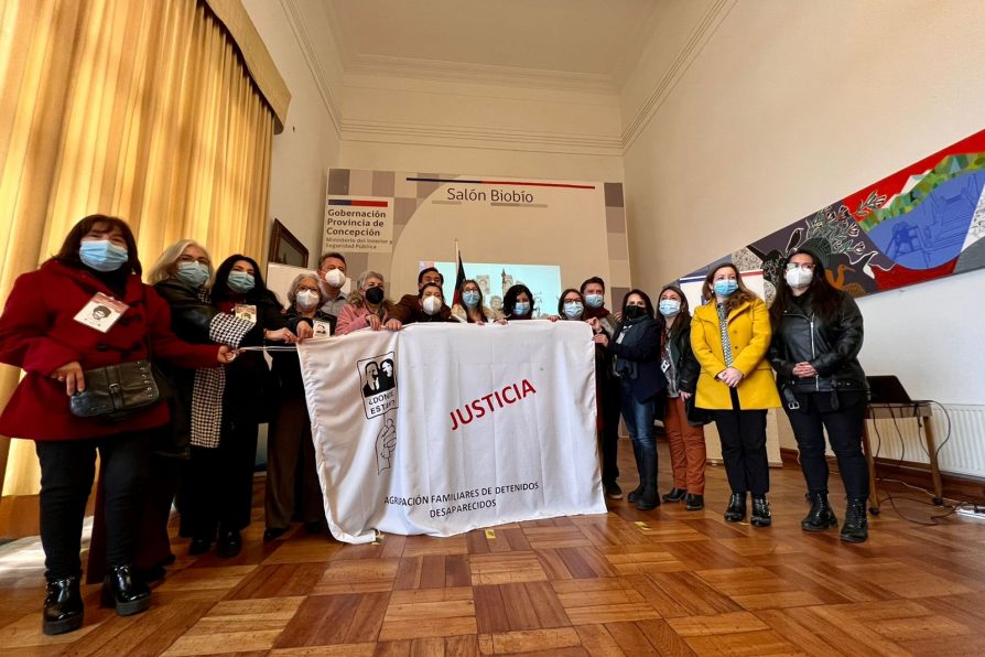 Con izamiento de la bandera de detenidos desaparecidos se conmemoró en Biobío día de las víctimas de desaparición forzada