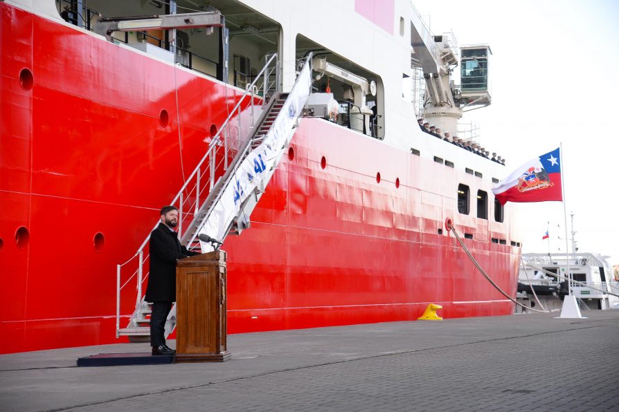 100% fabricado en Biobío: Presidente Boric entrega a la Armada rompehielos Almirante Viel