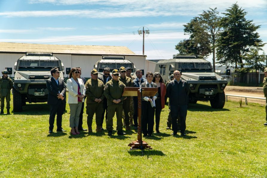 Autoridades entregan vehículos blindados y participan de homenaje a carabineros asesinados en Cañete