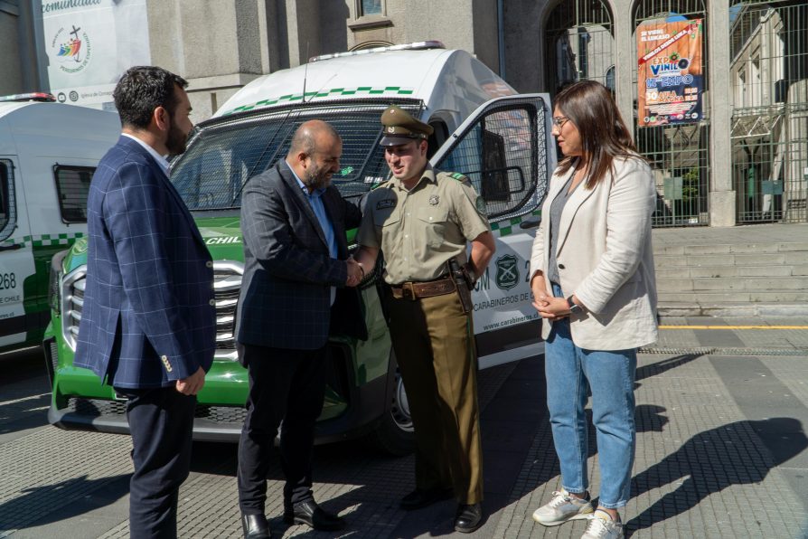 Gobierno entrega 33 nuevos vehículos a Carabineros y lanza plan Navidad Segura para toda la Región