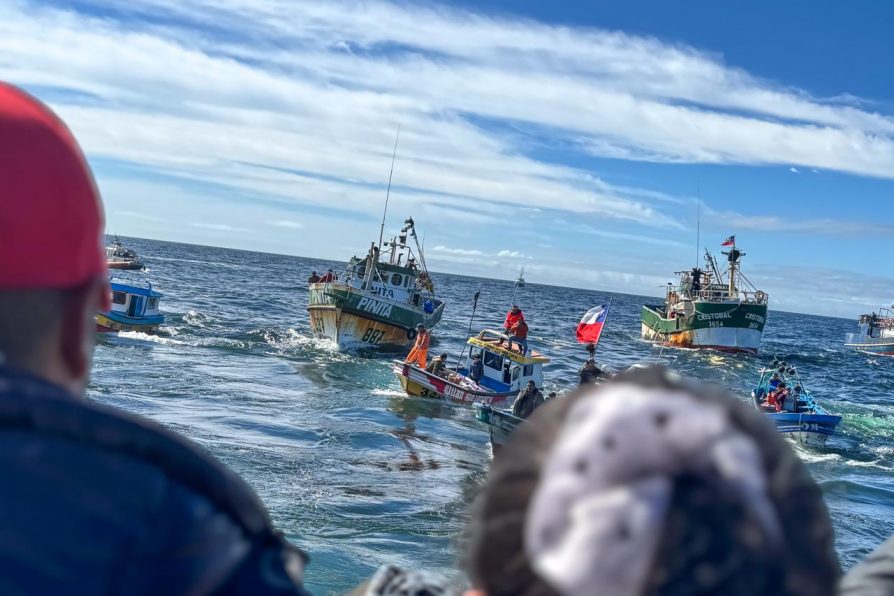 Gobierno y familiares despidieron en altamar a pescadores desaparecidos de lancha Bruma tras fin de la búsqueda