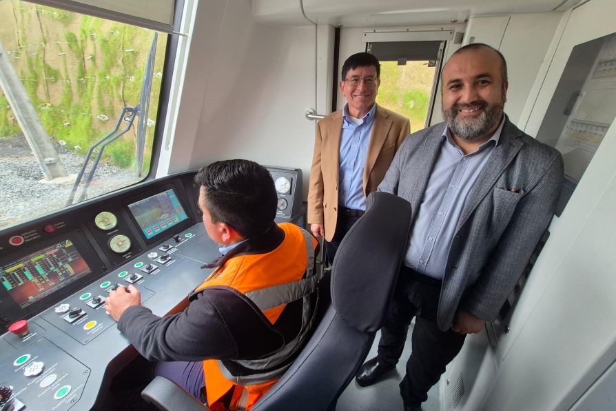 Gobierno y EFE Sur reciben dos nuevos trenes que aumenta capacidad de traslado de pasajeros en el Biotren