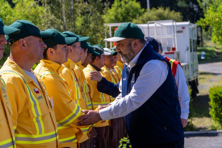Gobierno prepara a jefes de brigada de Conaf para enfrentar una nueva temporada de incendios forestales