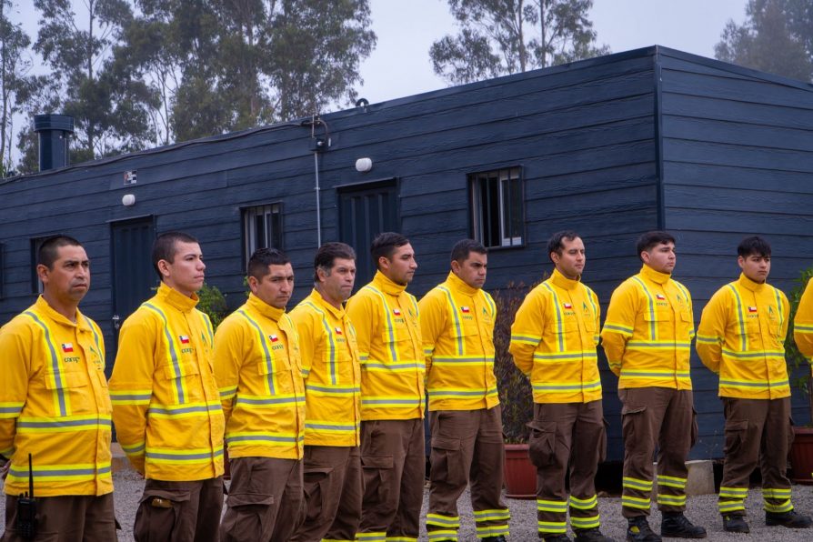 Autoridades regionales inauguran 32 bases modulares para albergar a brigadistas nocturnos de Conaf