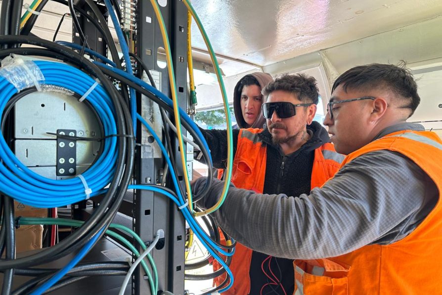 Subtel y empresas habilitan seis carros móviles de telefonía e internet en zona de catástrofe