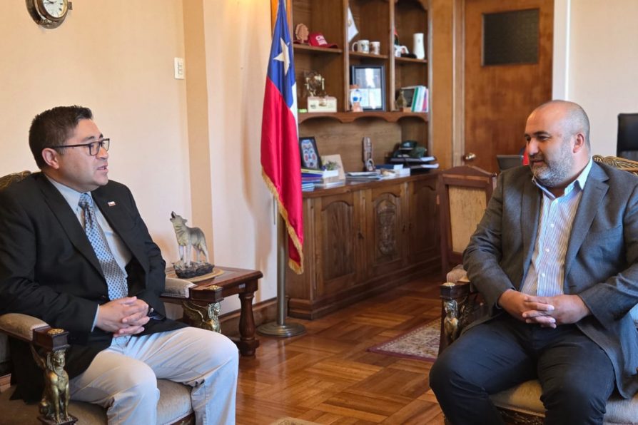 Delegado Eduardo Pacheco se reunió con su sucesor Julio Anativia para coordinar el traspaso de funciones