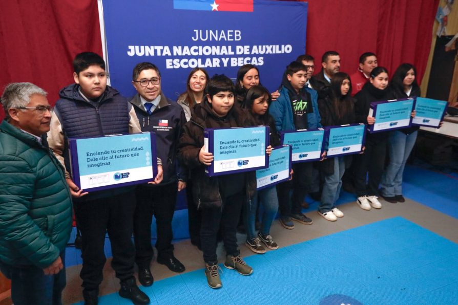 A Estudiantes de Alto Biobío: Delegado Presidencial Julio Anativia y Seremi de Educación Teresa Carrasco entregan 85 computadores del programa Becas TIC