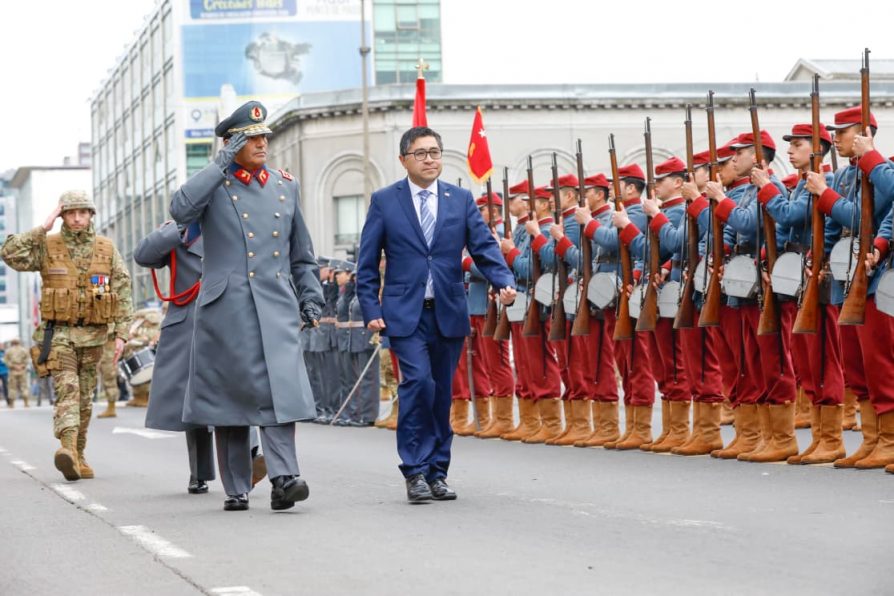 El Delegado Presidencial Julio Anativia encabezó el juramento a la bandera en la Plaza de la Independencia de Concepción