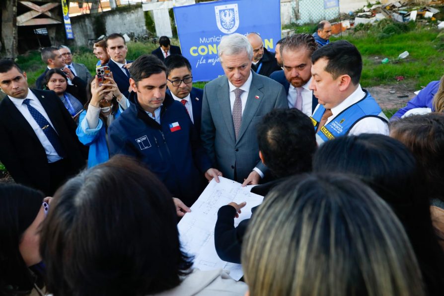 Presidente Kast, Delegado Presidencial Julio Anativia, Gobernador de Biobío Sergio Giacaman, Alcalde de Concepción Héctor Muñoz y Locatarios visitan las ruinas del mercado de Concepción
